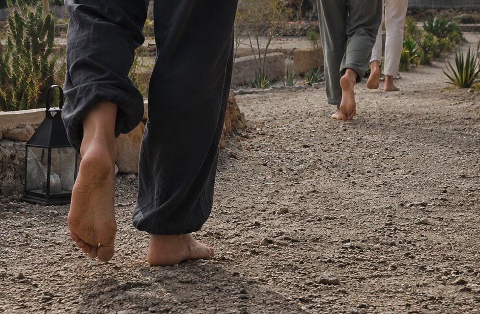 Nackte Füße gehen langsam über einen Kiesweg, Walking Meditation